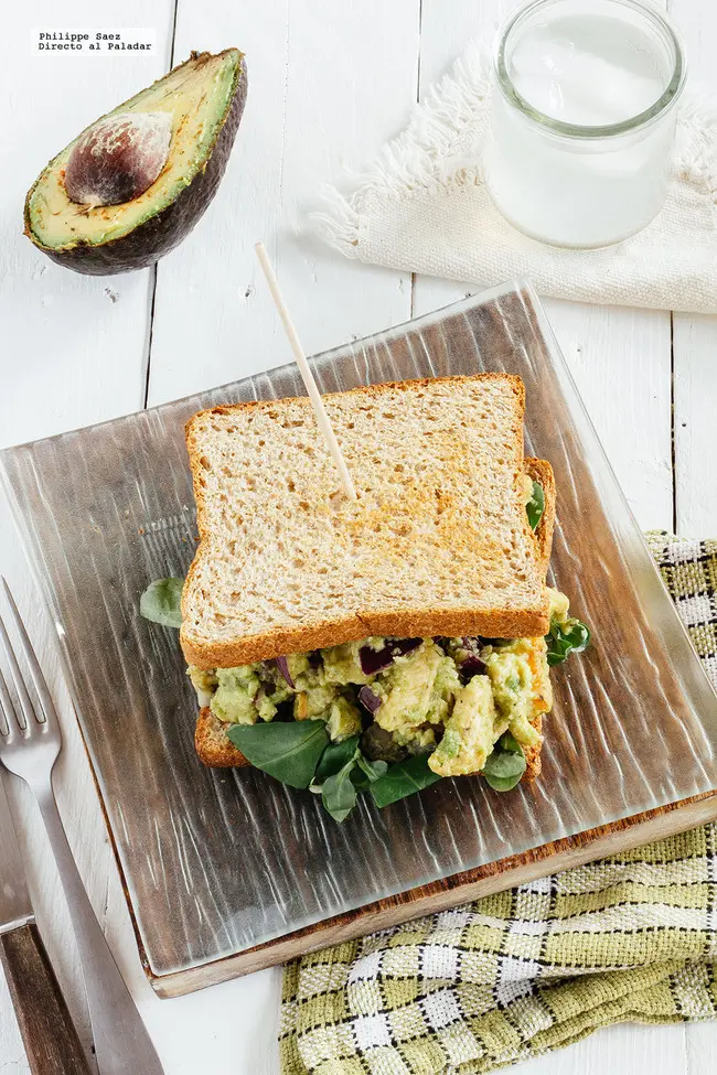 SANDWICH DE ENSALADA DE POLLO Y AGUACATE