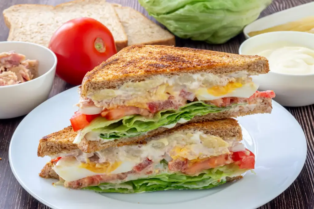 SANDWICH VEGETAL DE ATUN HUEVO Y RELLENO 