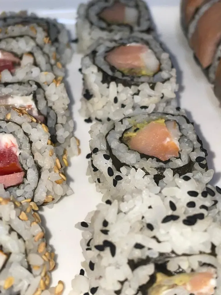 Uramaki de sésamo negro
