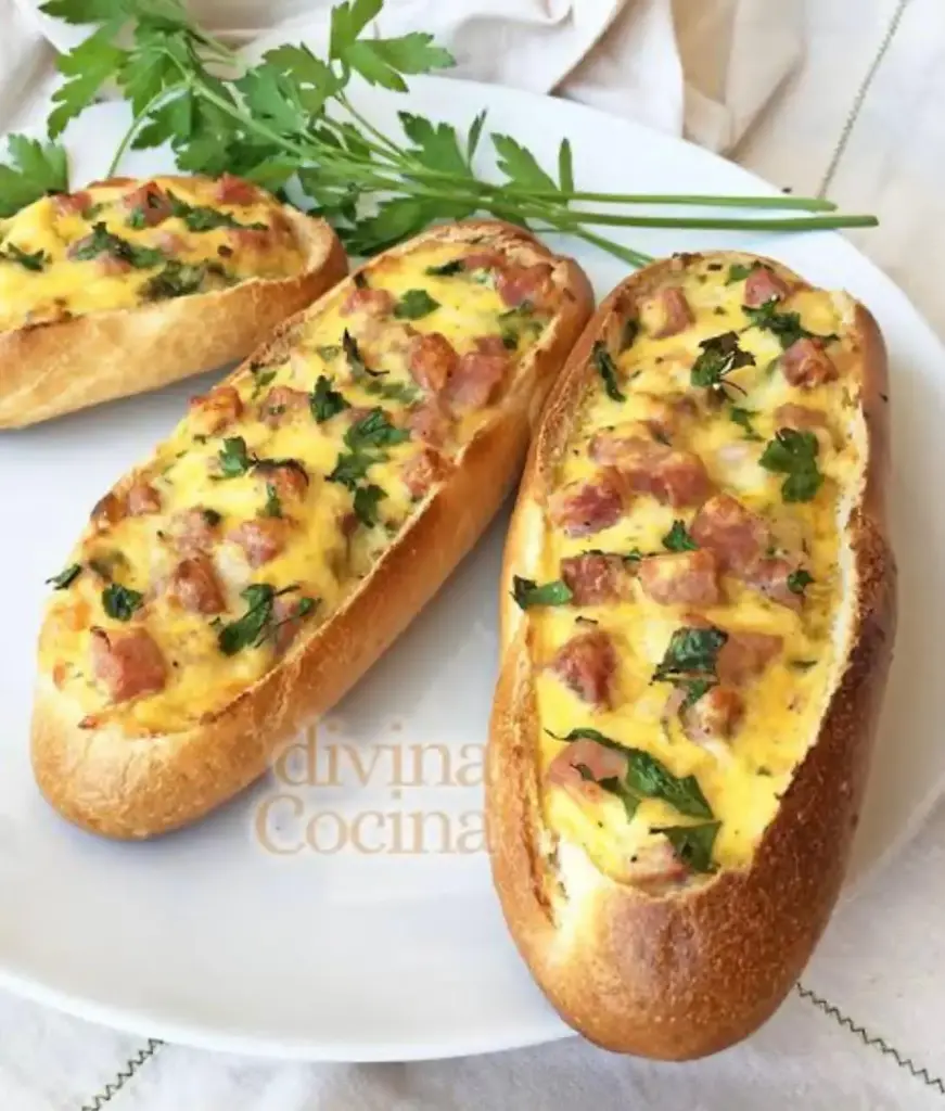 Bocadillo relleno de jamon, beicon y queso 