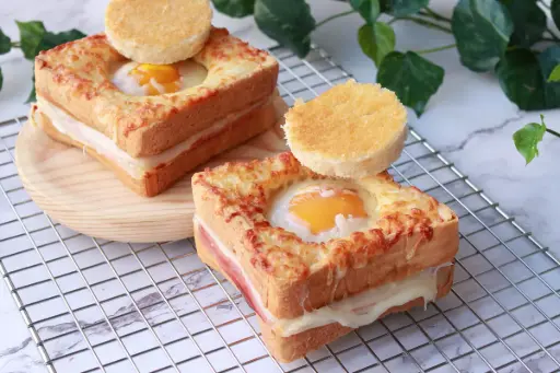 SANDWICH AL HORNO , HUEVO ,JAMON Y QUESO