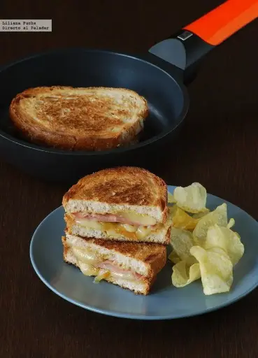 SANDWICH DE MORTADELA Y QUESO FUNDIDO