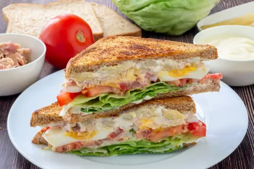 SANDWICH VEGETAL DE ATUN HUEVO Y RELLENO 