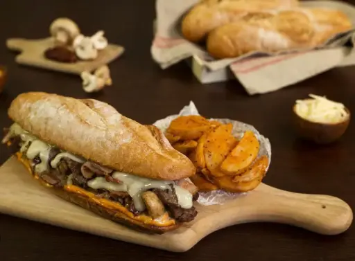 Bocadillo de carne queso y racion de patatas