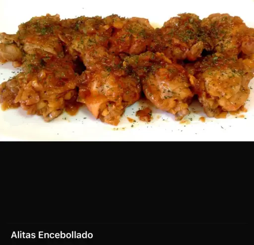 Alitas Encebollado
